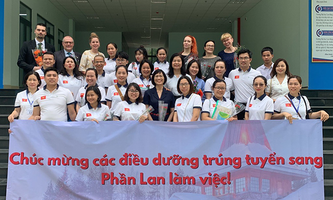 Vietnamilaiset hoitoalan ammattilaiset ryhmäkuvassa.