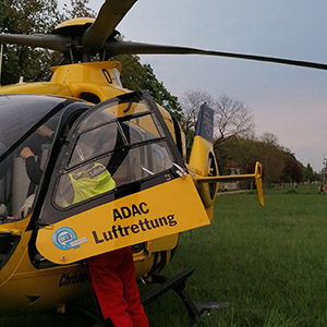 Kuvassa perustason ensihoitajaopiskelija Saksassa helikopterin ovella. Kansainvälinen työpaikalla oppiminen.