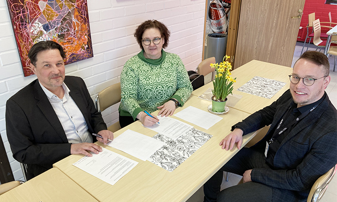 Kuvassa pöydän ympärillä sopimusta allekirjoittamassa Valion Seinäjoen tehtaanjohtaja Jari Sivunen, Sedun vararehtori Hellevi Lassila ja koulutuspäällikkö Jani Pusa.