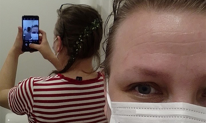 Kuvassa lähihoitajaksi opiskeleva Carina Pulkkinen työpaikalla maski kasvoillaan.