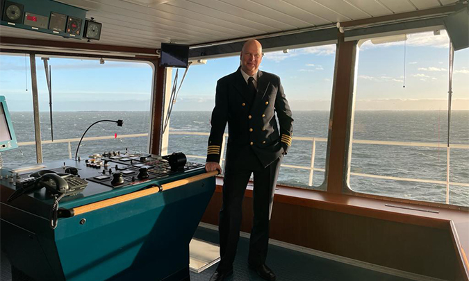 Kuvassa kapteeni Martin Björkell työpaikallaan matkustaja-aluksella.